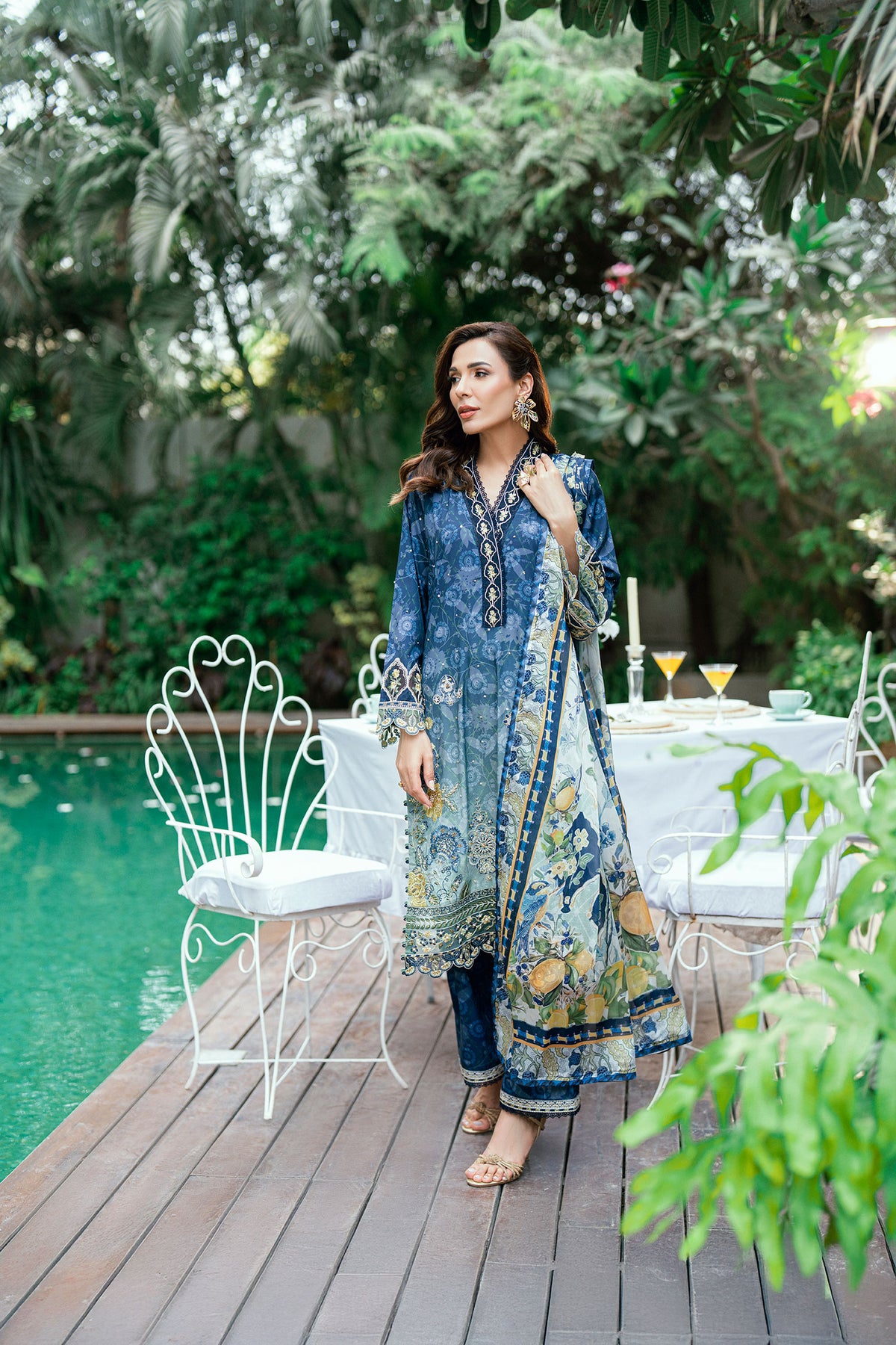 Blue dupatta by Dhanak