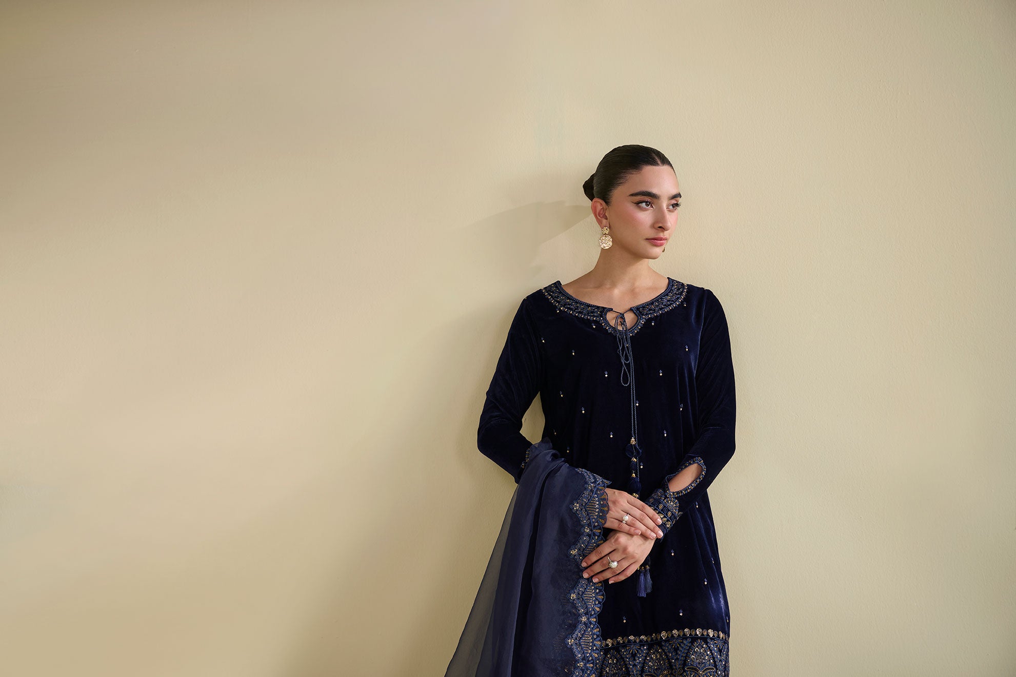 FW25DA-2810 Navy Blue 2-Piece: Enchanting navy velvet kurta adorned with golden embroidery, paired with matching embroidered trousers.
