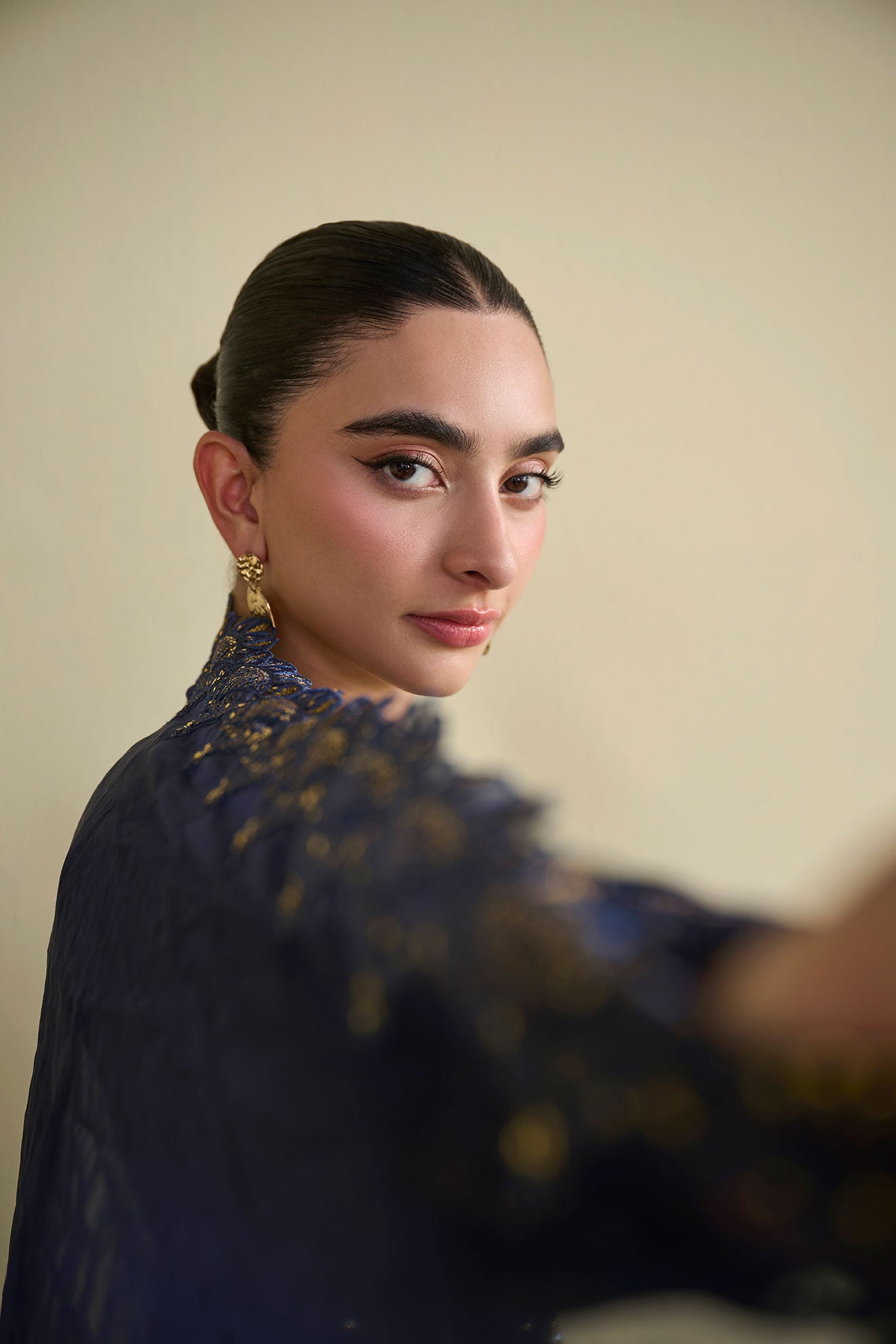 FW25DA-2810 Navy Blue 2-Piece: Enchanting navy velvet kurta adorned with golden embroidery, paired with matching embroidered trousers.