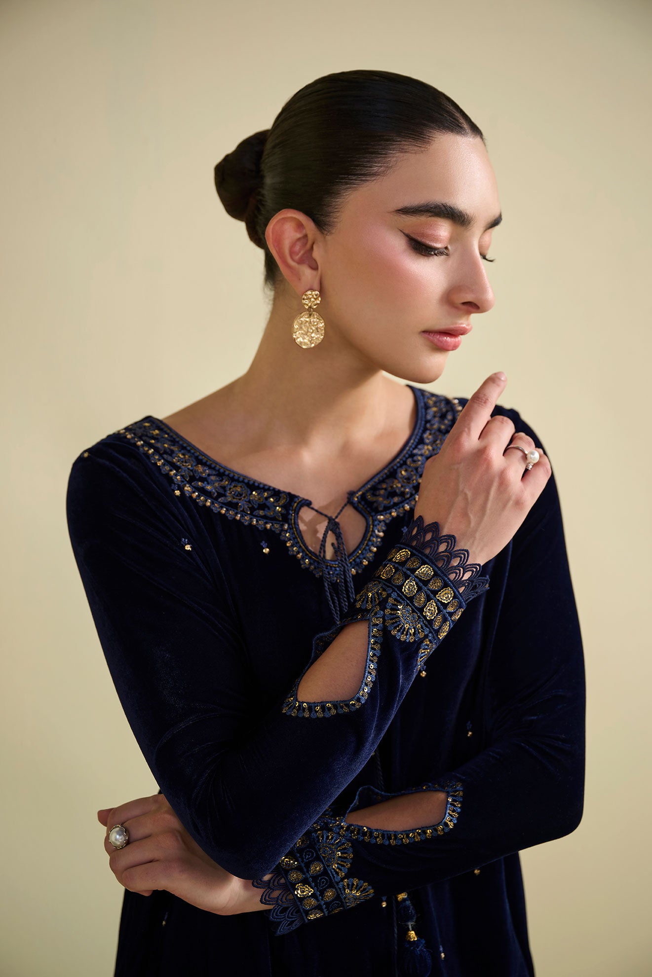 FW25DA-2810 Navy Blue 2-Piece: Enchanting navy velvet kurta adorned with golden embroidery, paired with matching embroidered trousers.