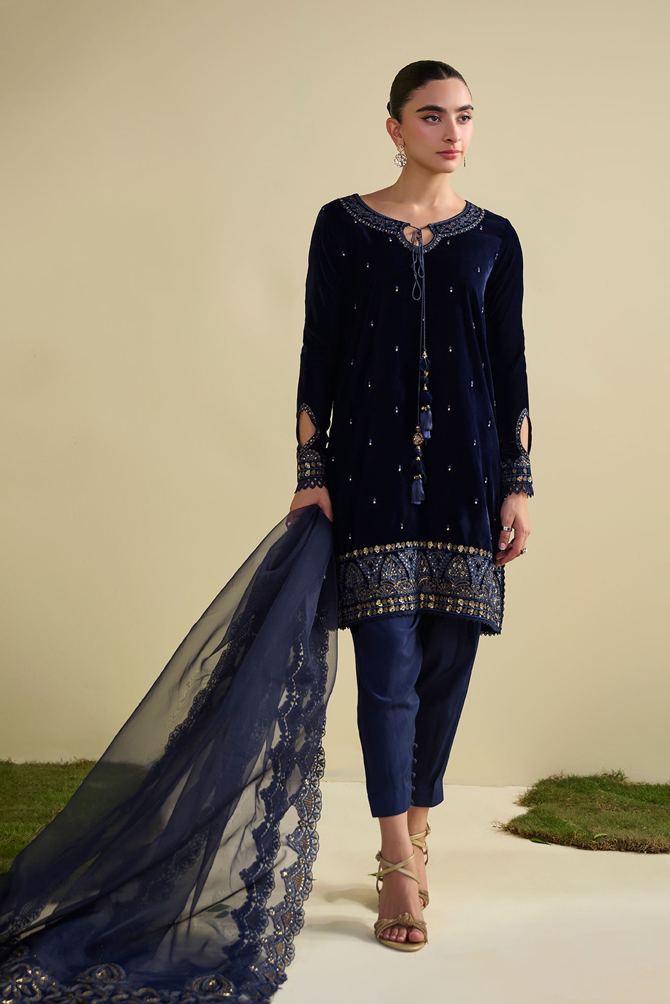 FW25DA-2810 Navy Blue 2-Piece: Enchanting navy velvet kurta adorned with golden embroidery, paired with matching embroidered trousers.