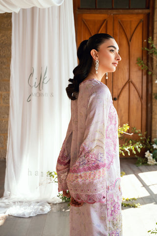 SS26DA-2896 Lilac 2-piece shamoz silk ensemble with a softly printed kurta, delicate embroidery, and straight pants.