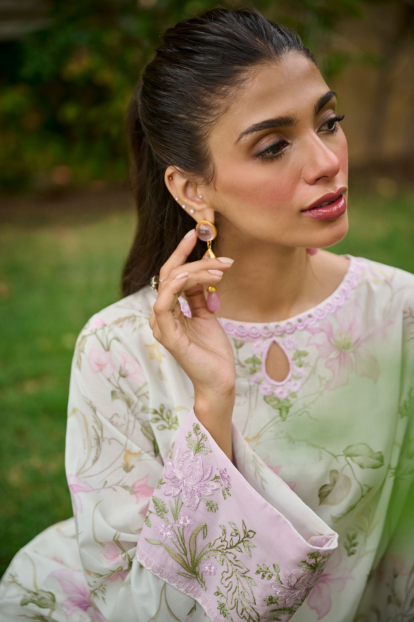 DC-0537 OFF-WHITE EMBROIDERED KURTA