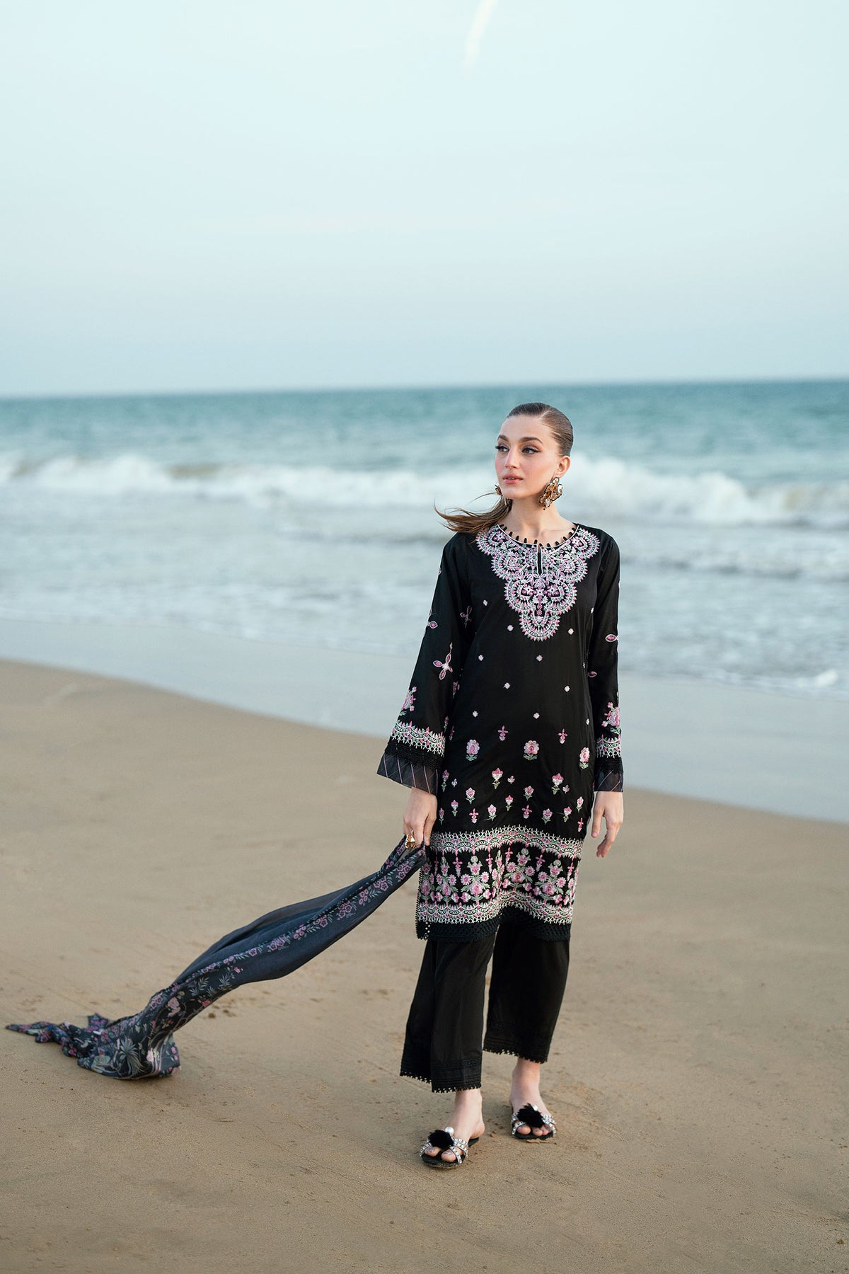 Black dupatta by Dhanak