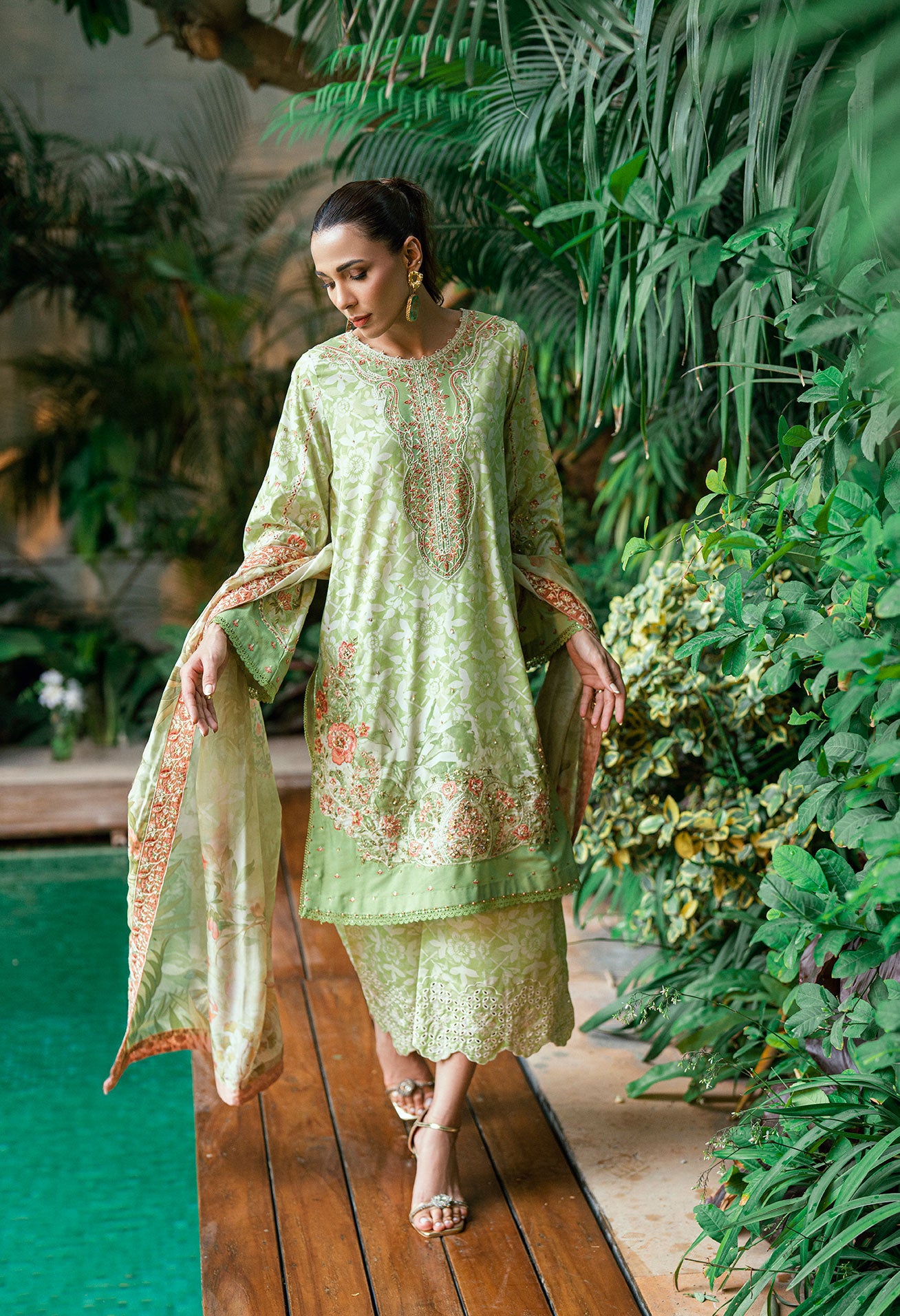 Light green dupatta by Dhanak