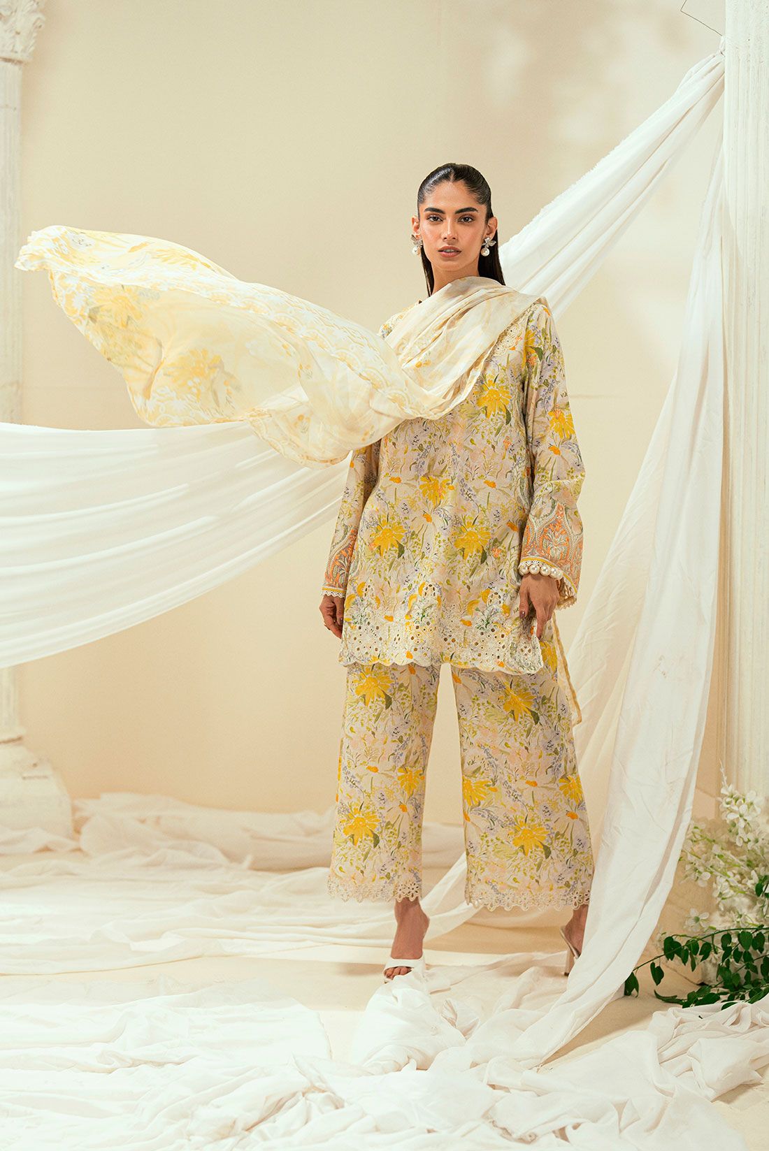 SS25DC-2548 OFF-WHITE LAWN 2PCS EMBROIDERED KURTA WITH TROUSER