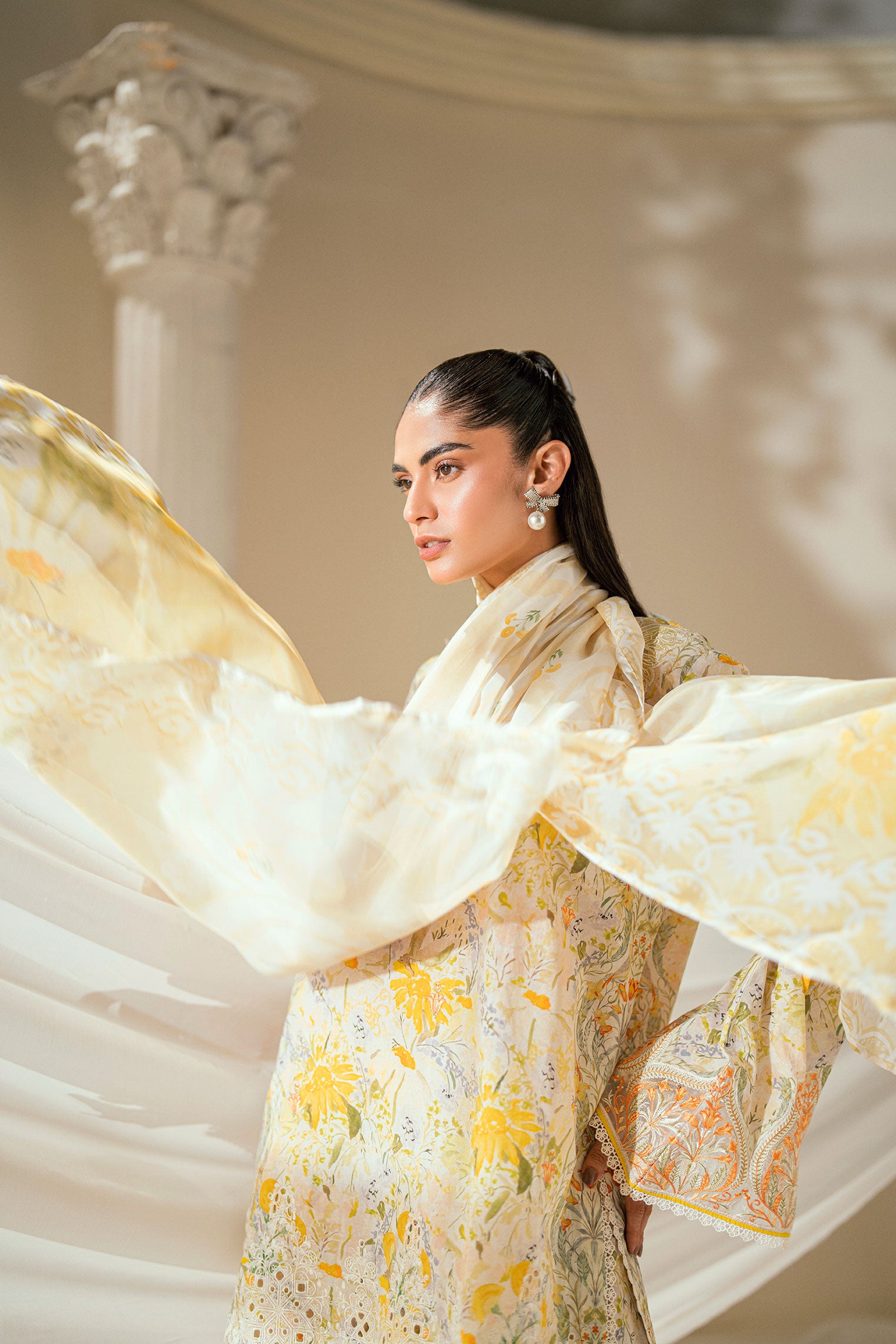 SS25DC-2548 OFF-WHITE LAWN 2PCS EMBROIDERED KURTA WITH TROUSER