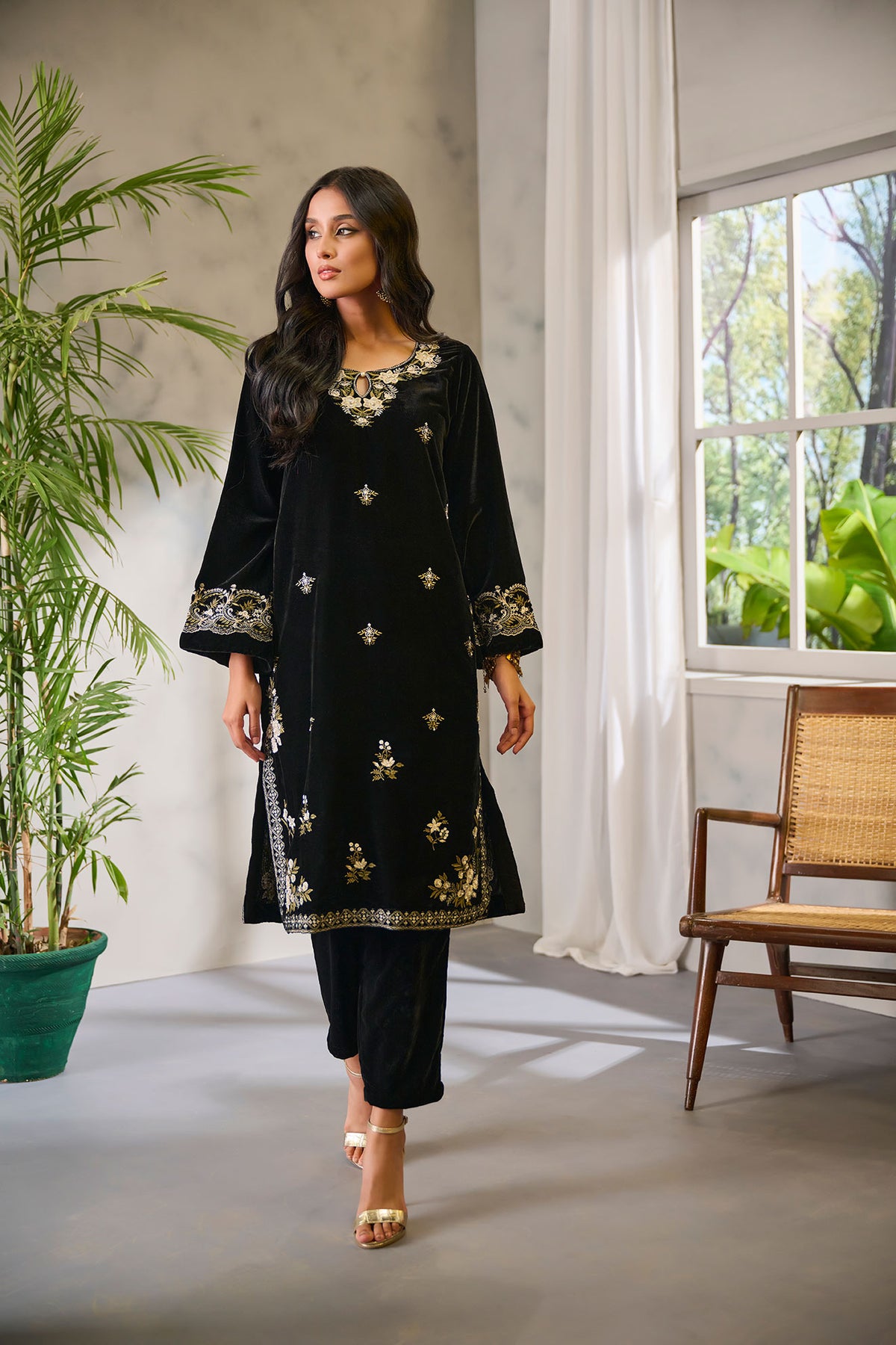 DA-1712 BLACK EMBROIDERED KURTA