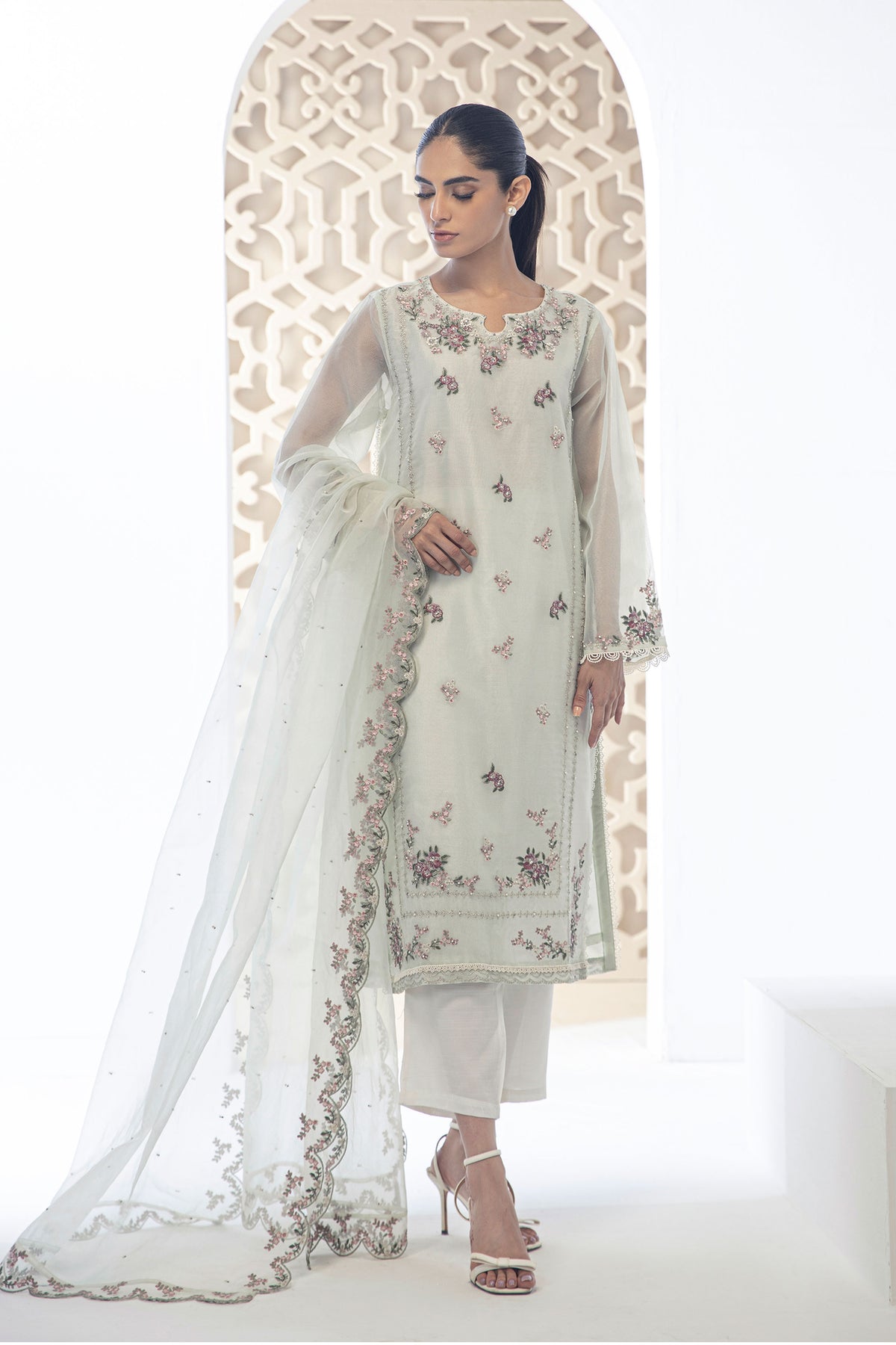 Green dupatta by Dhanak