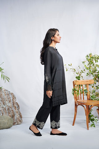 DC-0370 Black Embroidered Kurta